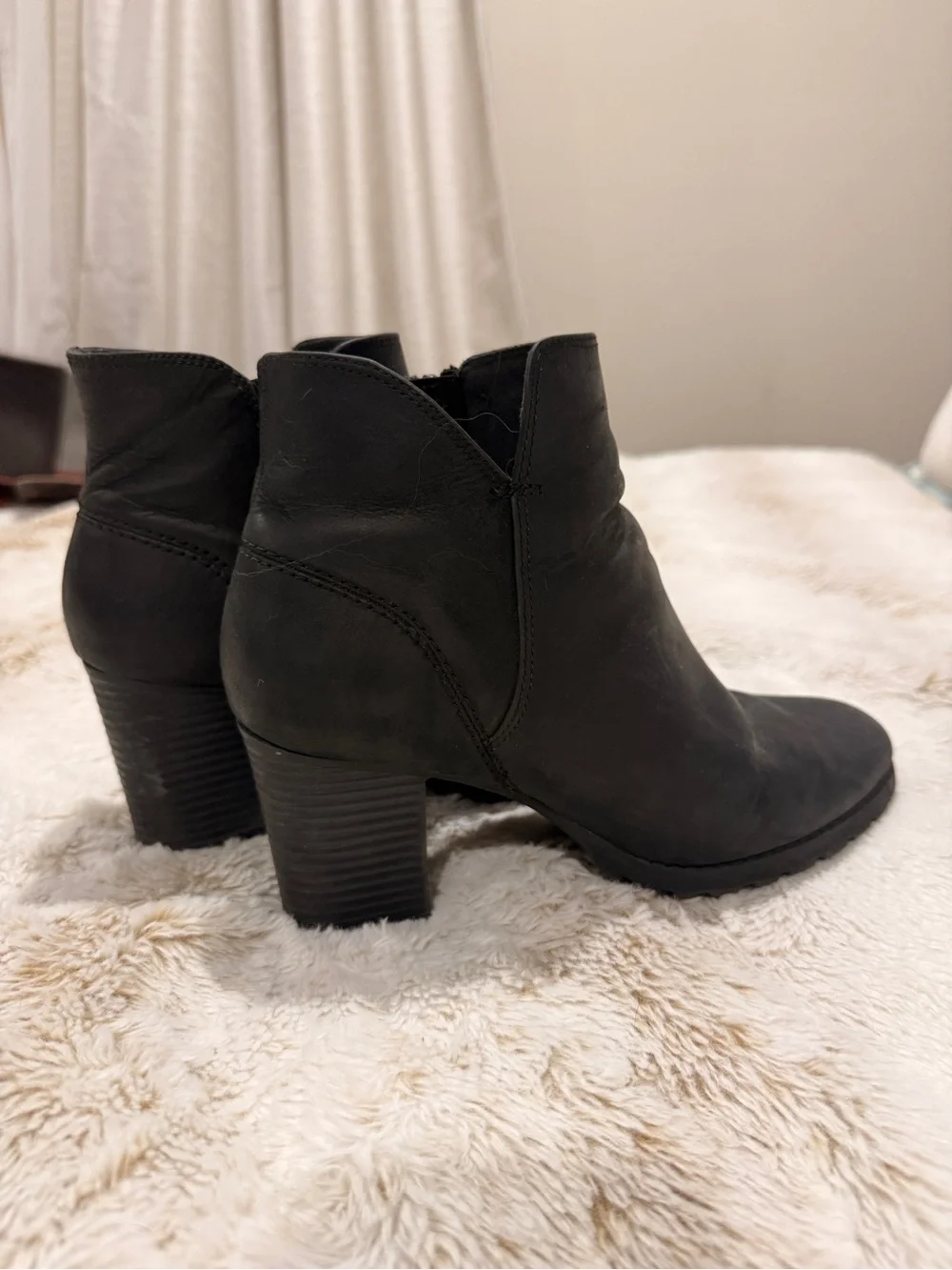 Clarks Women’s Black Leather Ankle Booties Block Heel – Size 8